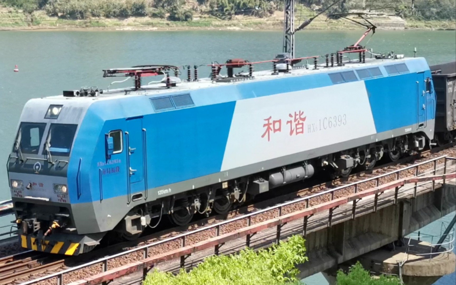 hxd-1c6393火车头牵引货列-38节敞车