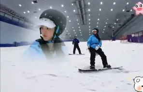 Скачать видео: 杨超越去年沉淀自己的滑雪课程没白学，现在综艺里滑雪直接起飞