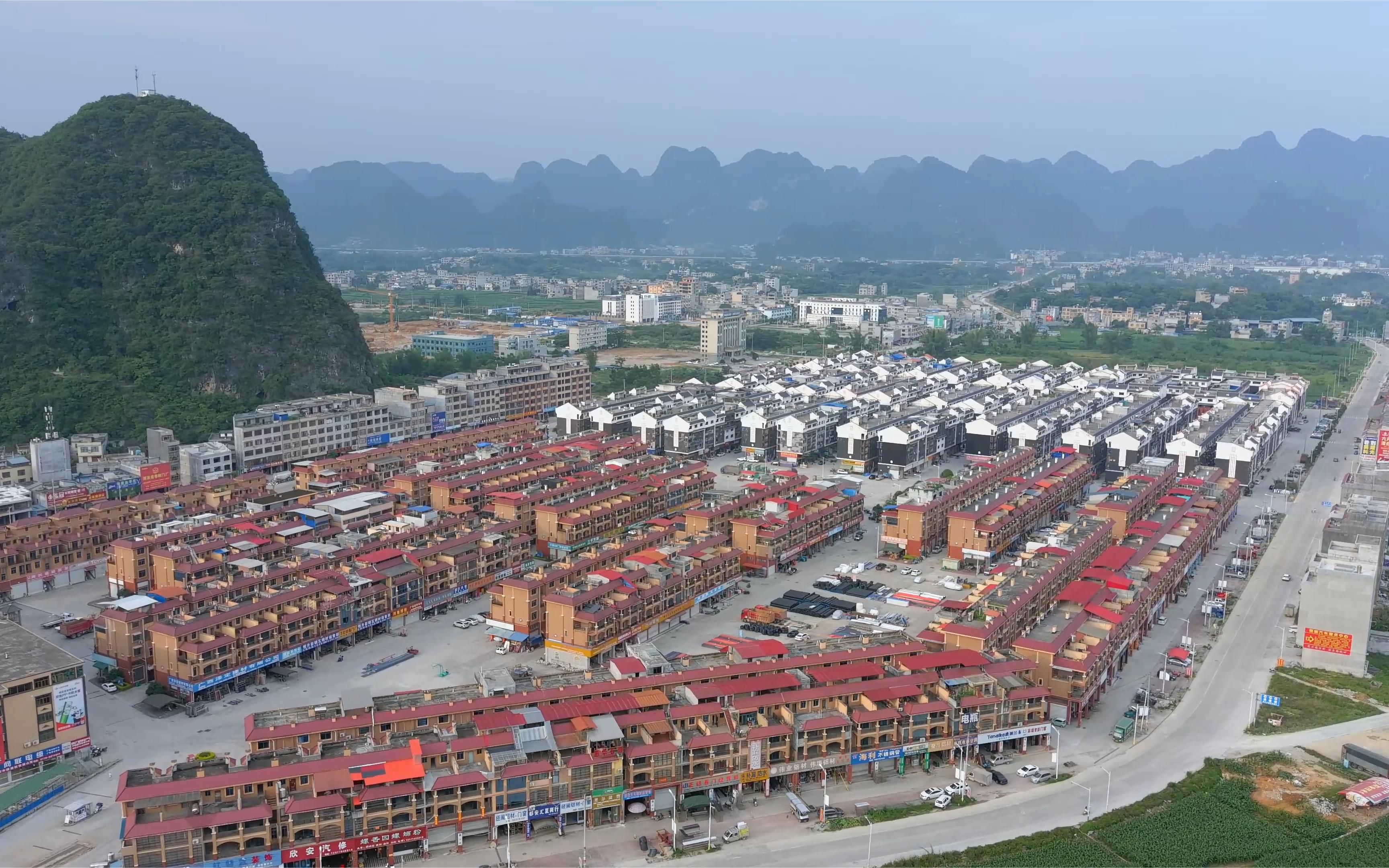 俯瞰都安北领秀城,天地楼矗立,也是最大的一个建材市场