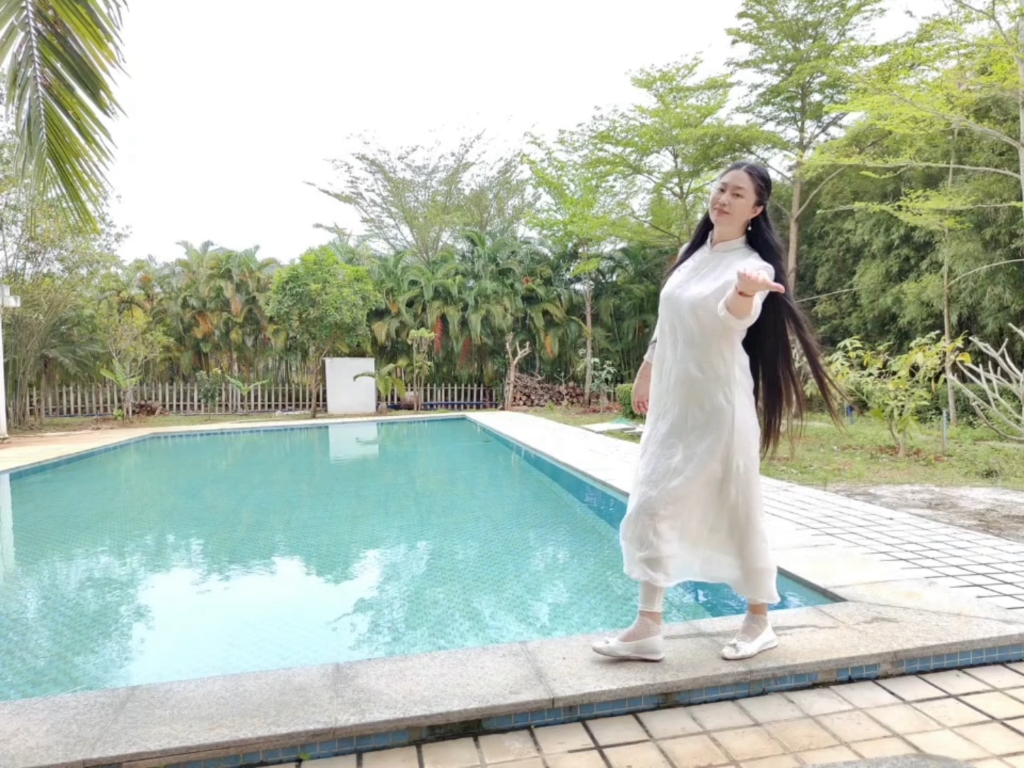 与凤凰同飞必是俊鸟与虎狼同行必是野兽与优秀的人在同行