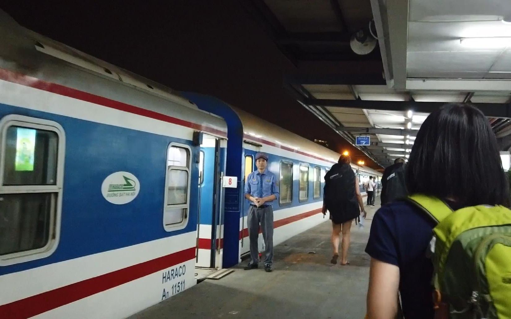 河内火车站,带你体验下越南的火车,看和国内的有什么不同?