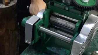 给学员讲解压片机的使用