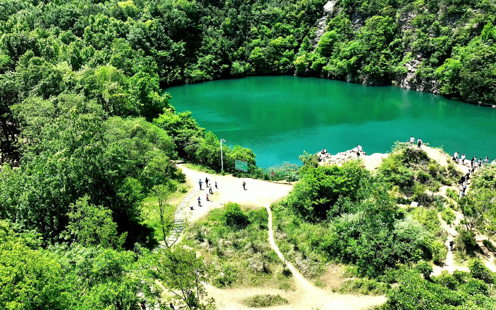 常熟龙殿天池又叫翡翠湖,这是苏州最近超火的出片圣地,它的名字来源于