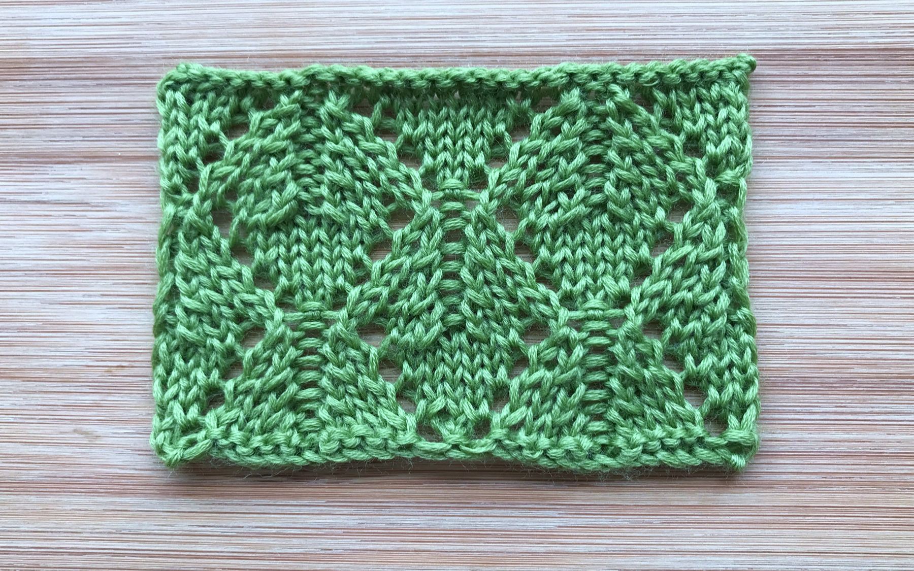 【轻描编织】镂空叶子花的编织方法,简洁有层次,是很美的春夏针织衫