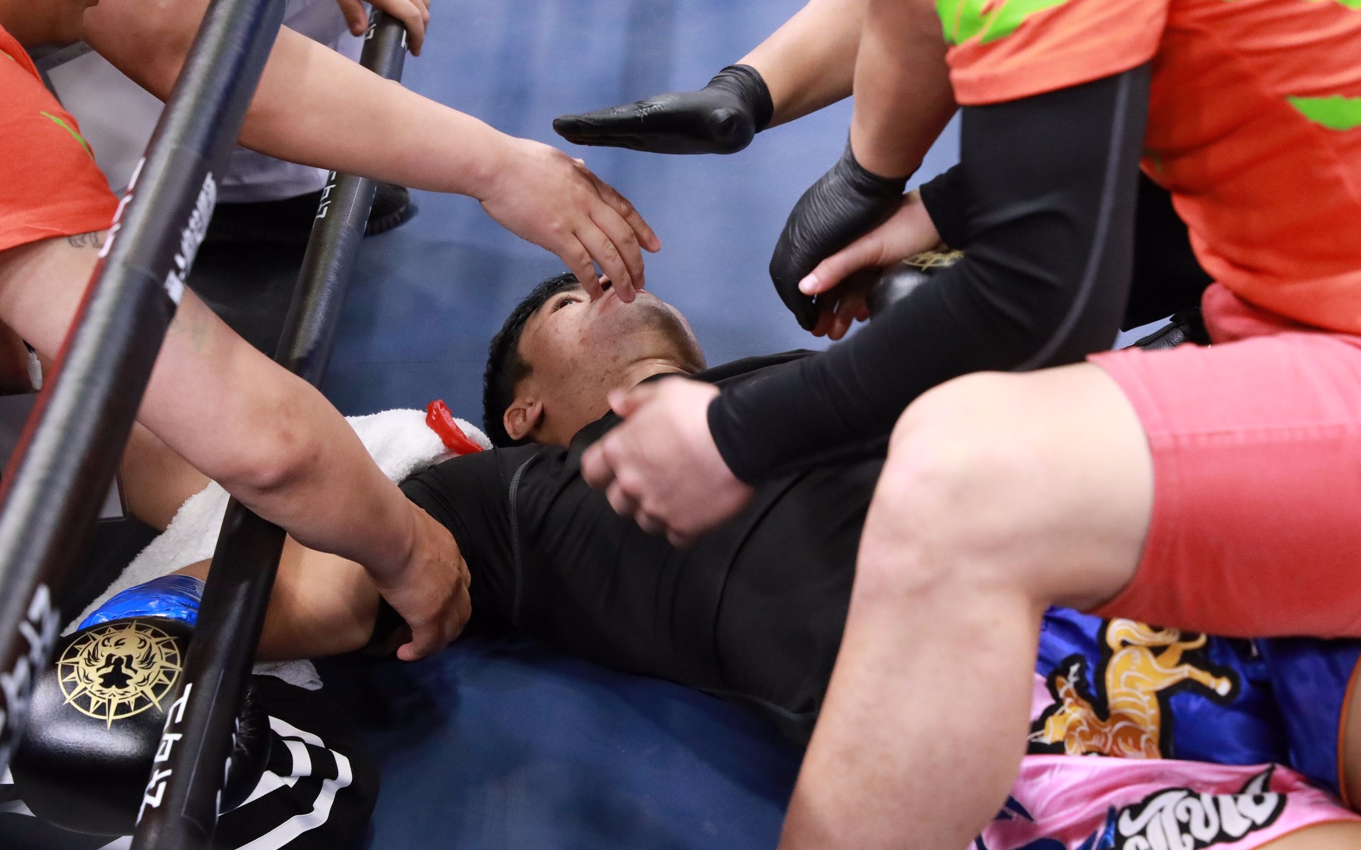 跳膝ko重拳ko中国双子星绞杀泰拳冠军瘫倒昏死掐人中急救