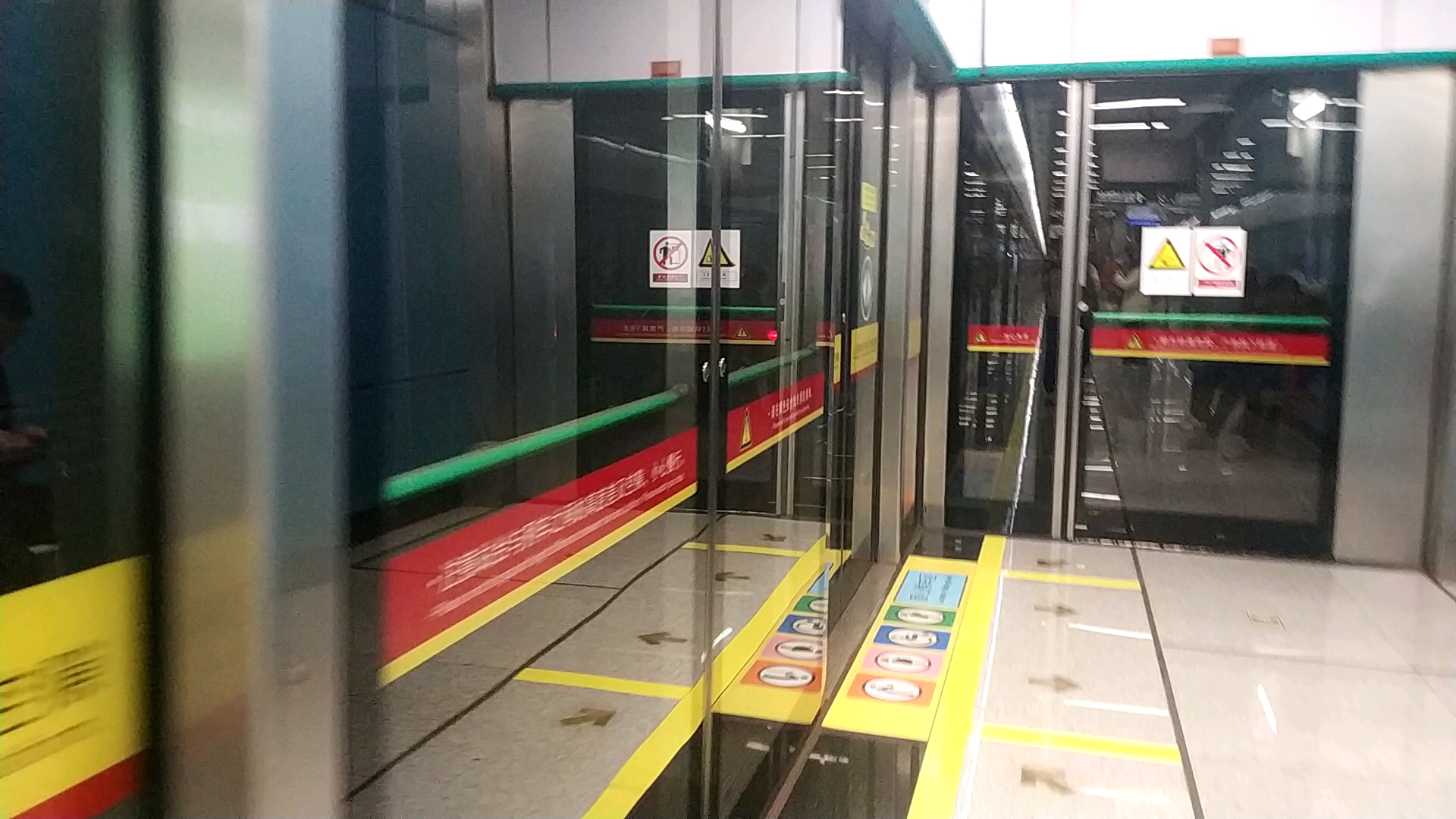 广州地铁8号线万胜围方向小坪站2站台近站列车编号:08205 08206