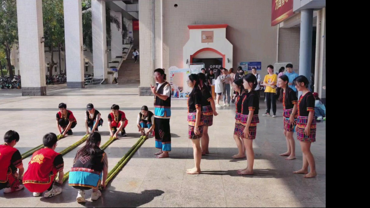 [图]海南大学 周末图书馆楼下的黎族竹竿舞