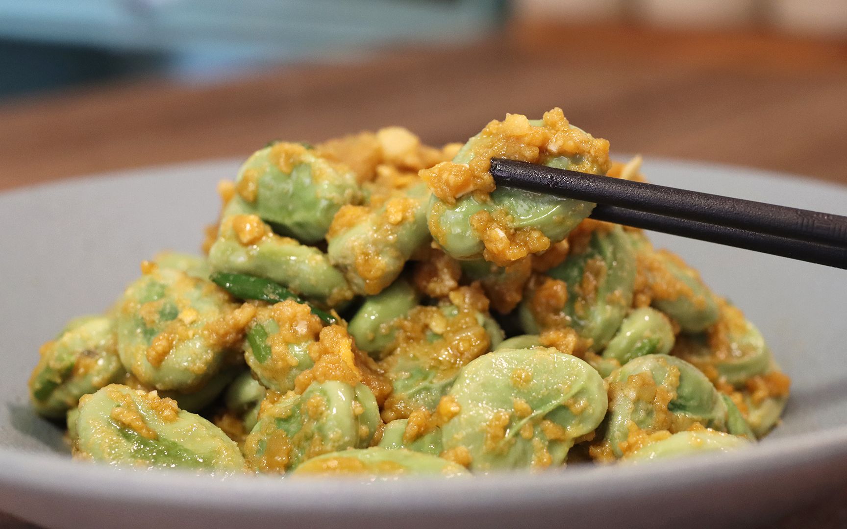 新鲜的蚕豆配咸蛋黄,小酒悠哉喝起来