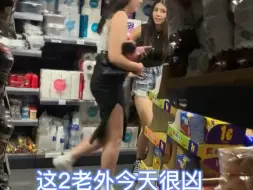 Tải video: 大朗用零食征服老外妹子！