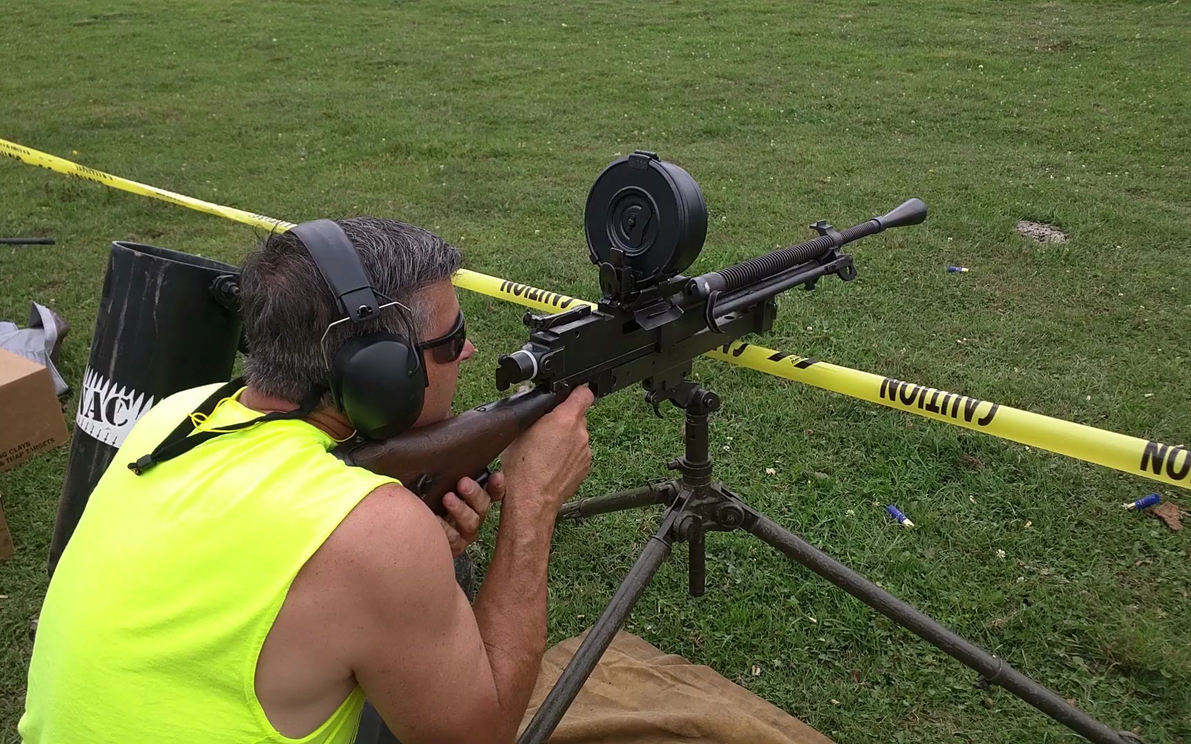 日本99式轻机枪使用ak的7.62x39毫米弹鼓射击