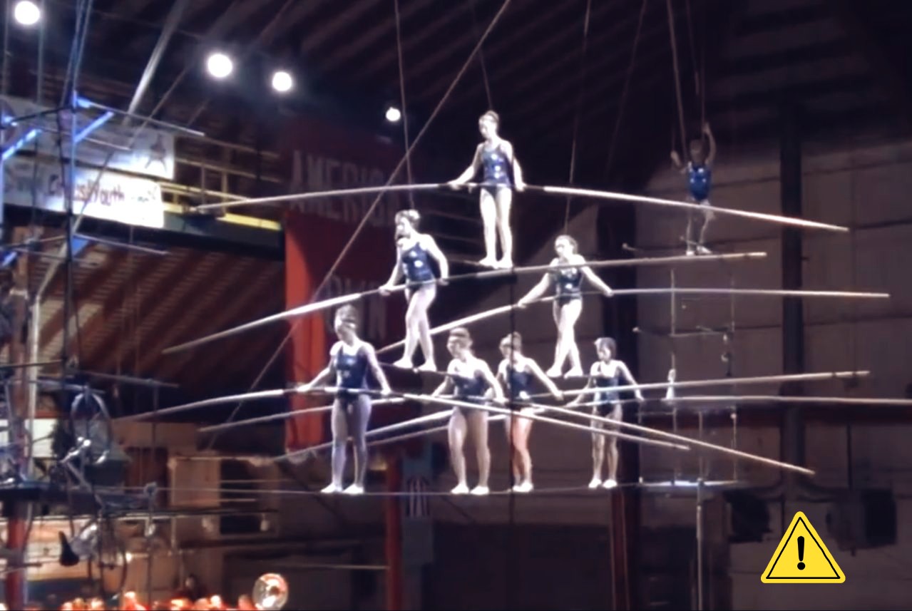 【杂技现场】 美女集体叠罗汉走钢丝表演