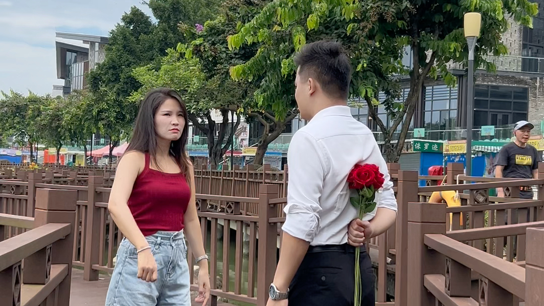第一次相亲见面,吃饭时都聊的挺好,我以为她同意给我交往了,没想到我