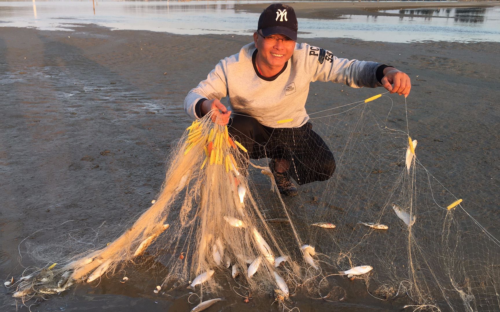 闲牛赶海有大收获,在海沟里放下一张网,拉起来密密麻麻全是鱼
