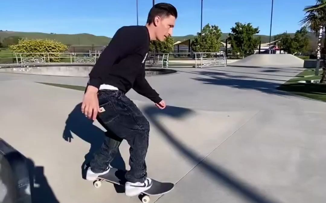 谁不喜欢滑板的阳光帅气大男孩#santacruz# #滑板