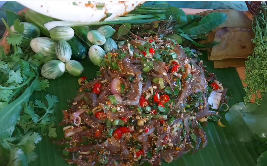 lai姐 辣拌跳跳虾,很q弹,很新鲜,带点苦味是她们喜欢 的