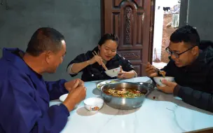 Video herunterladen: 给儿子换个秋千，做一盆麻辣锤子肉片，鲜香滑嫩，老爸说不塞牙