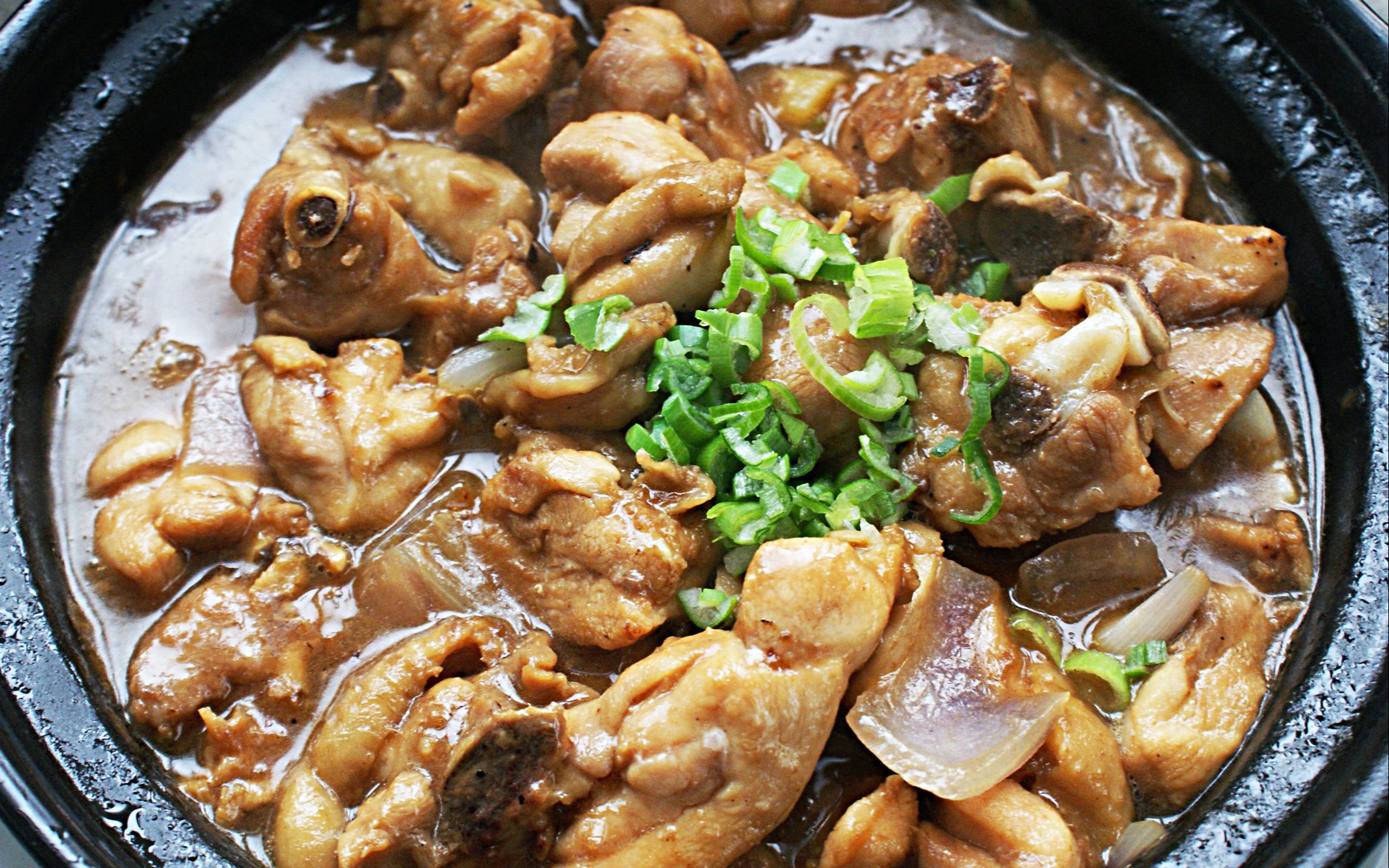 砂锅焖鸡用几个字来形容这道菜,就是快捷,滑嫩,鲜香,下饭