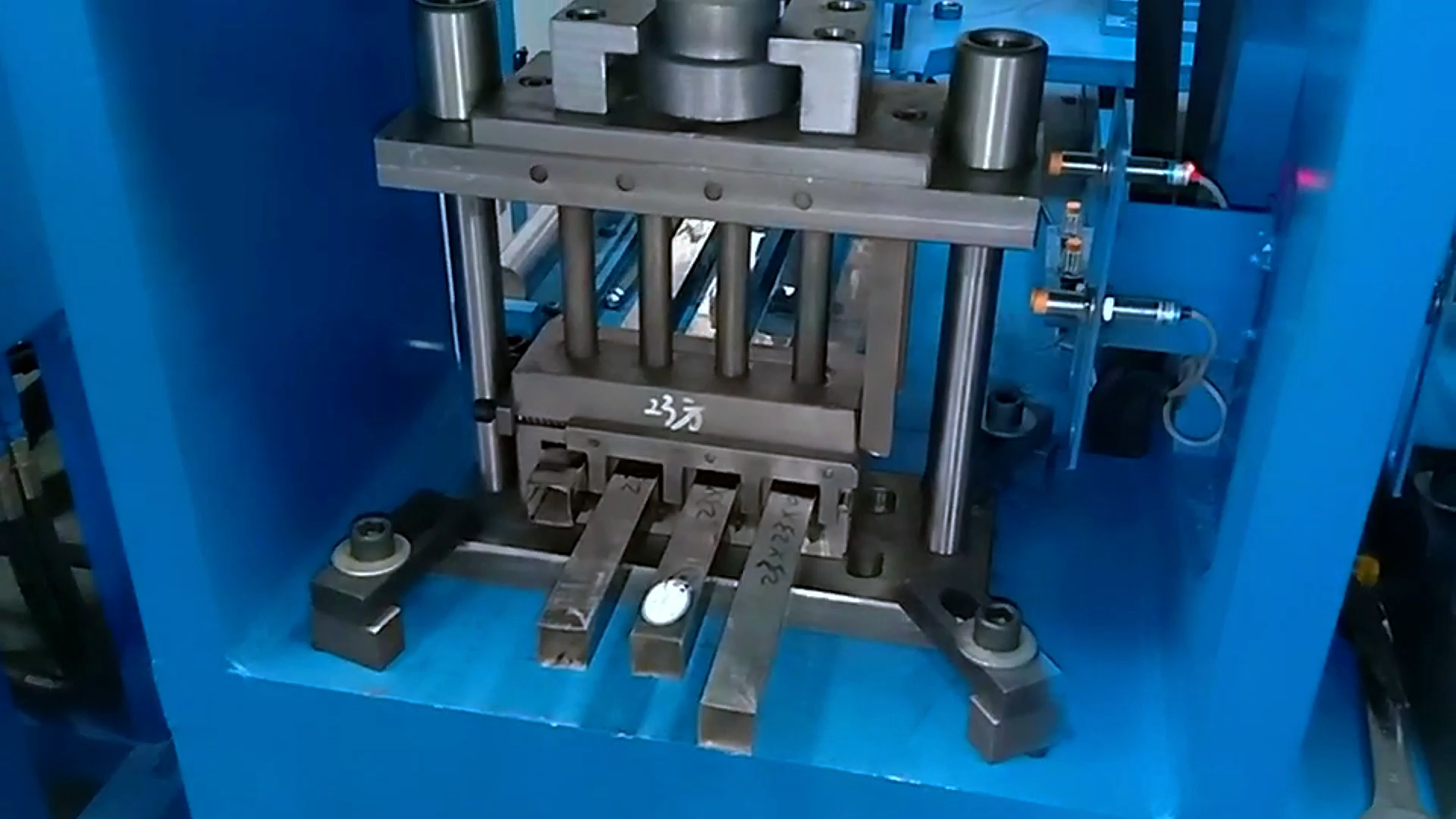 防盗网数控冲孔机铝合金防盗网冲孔加工