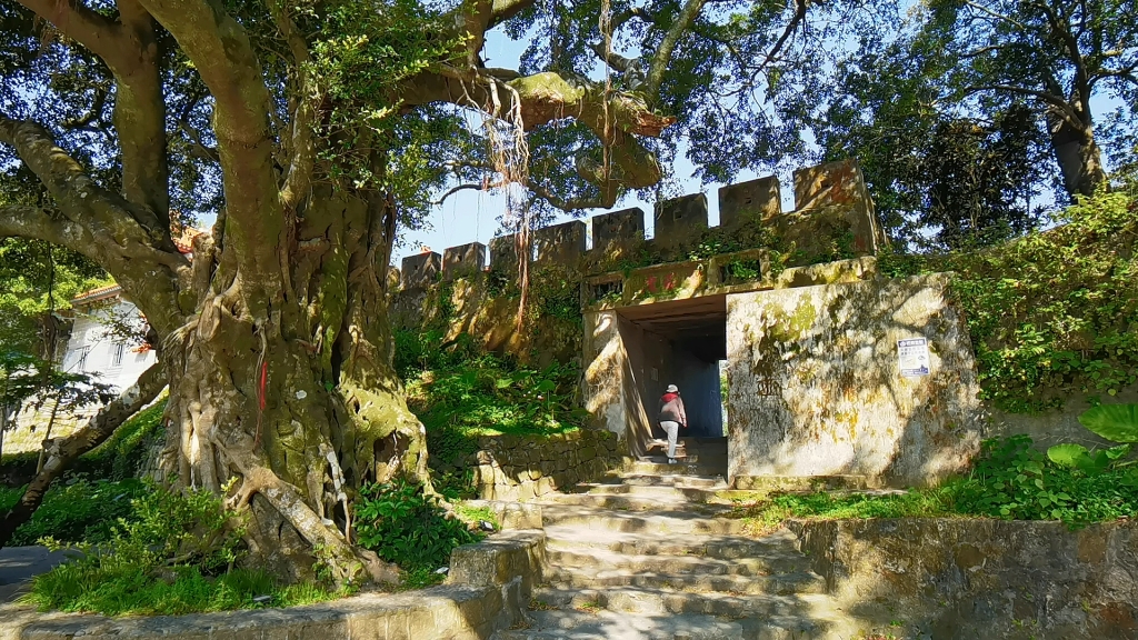 游览汕头南澳岛的雄镇关,它是中华名关,我国海岛中独一无二