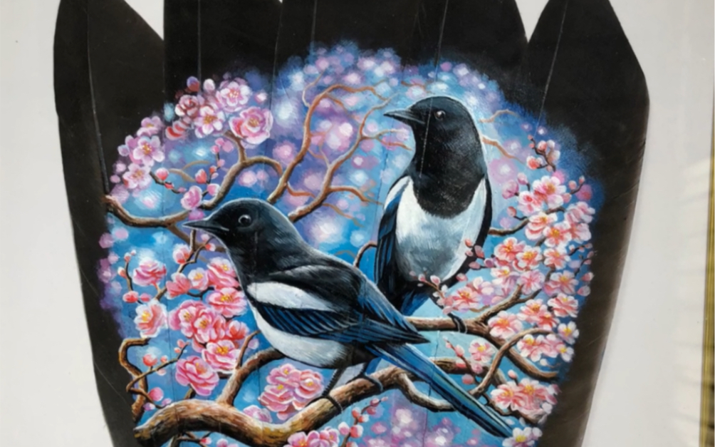 羽毛上作画《喜鹊登梅》这件作品是4月时画的,在相册看到之前的视频