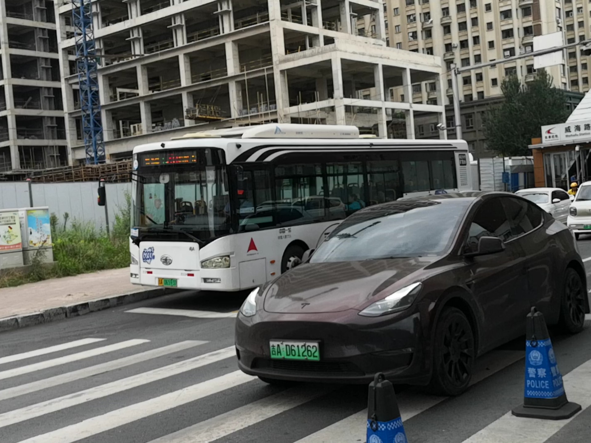 g233路已更换新版封尾广告的一汽ca6100urbev25型纯电动