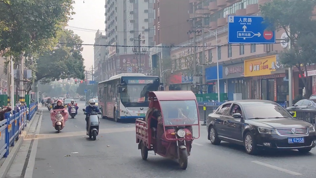 【黨員示範車】新餘公交601路(火車站開往水西停車場)減速通過.