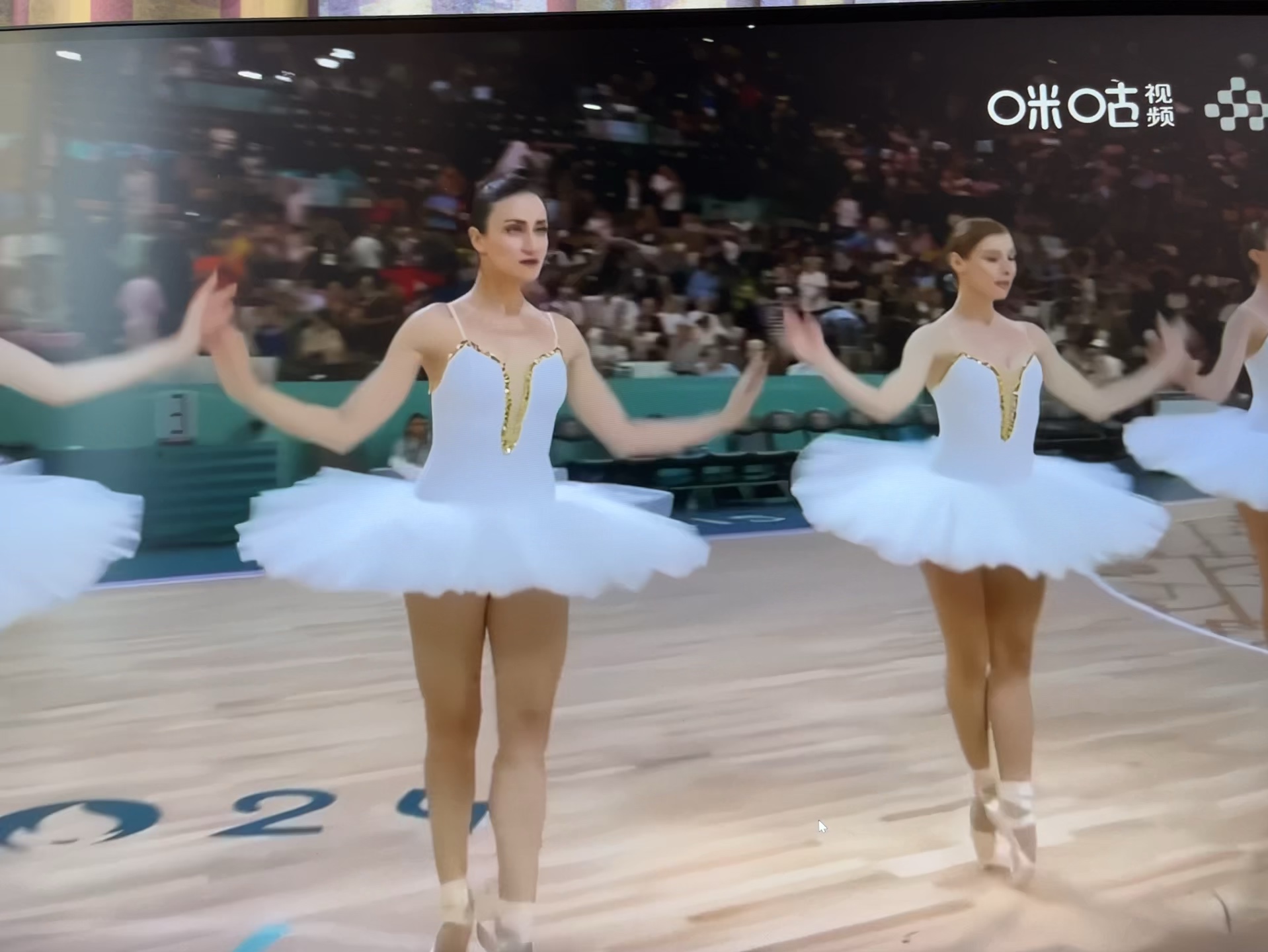 巴黎奥运会男篮半决赛美国vs塞尔维亚中场性感芭蕾表演