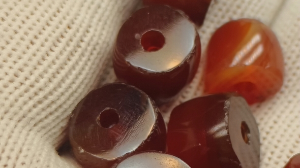 战国玛瑙珠鼓珠,品相完好,皮壳老气开门光感十足,纹路清晰 !