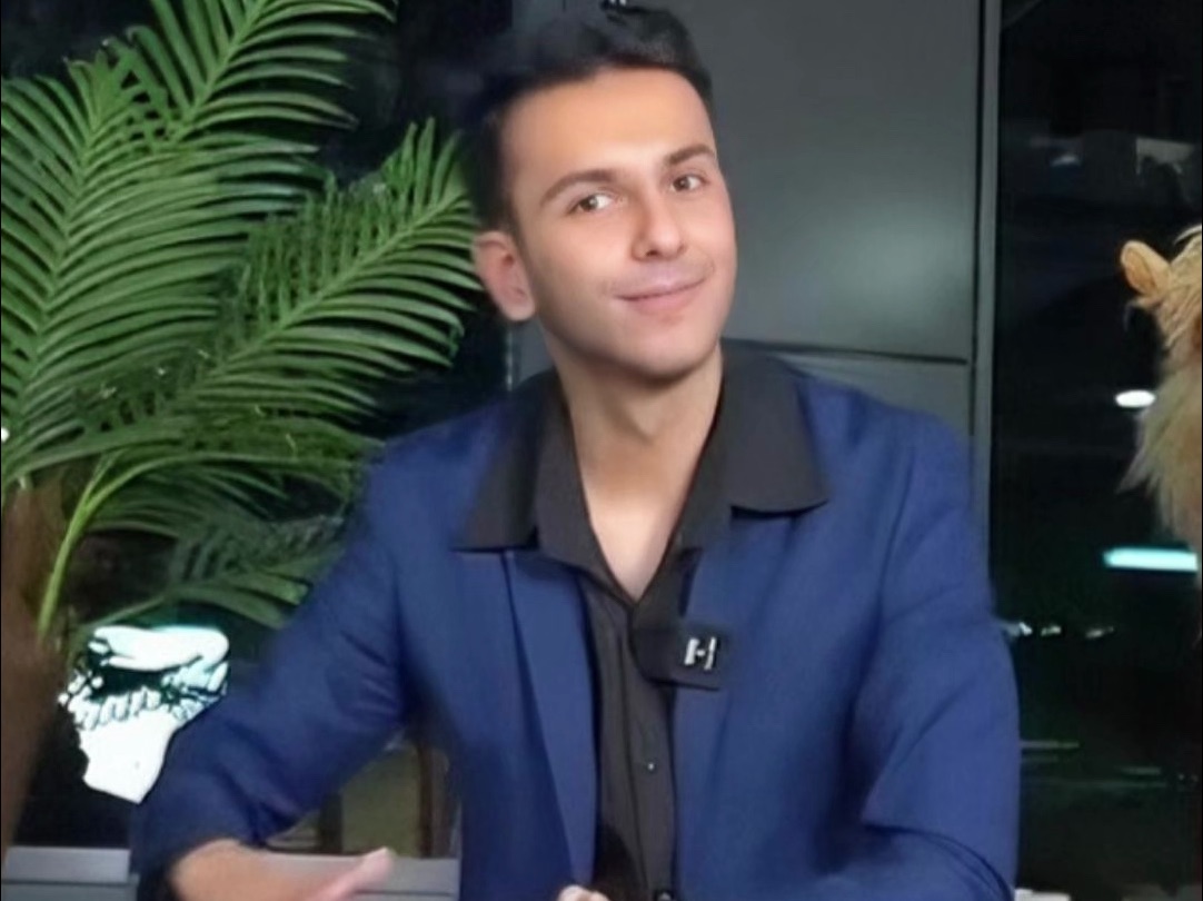 3月8日,中阿卫视记者方浩明在接受采访时再跳科目三