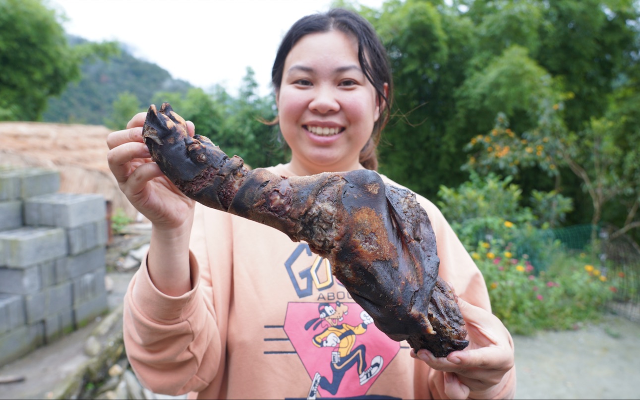 家里长满霉的腊猪脚,妈妈用火烧处理后,馋虫瞬间被勾了出来哔哩哔哩bilibili