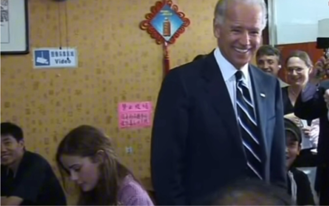 2011年,拜登在北京饭馆吃饭