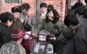 Télécharger la video: 80年代百姓过年走亲戚真实影像，谁家有个摩托车便能“横着走”