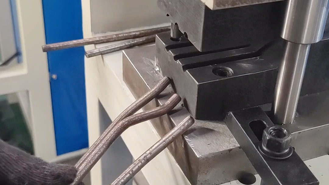 圆钢压弯成型,角钢方通冲孔切断机械模具