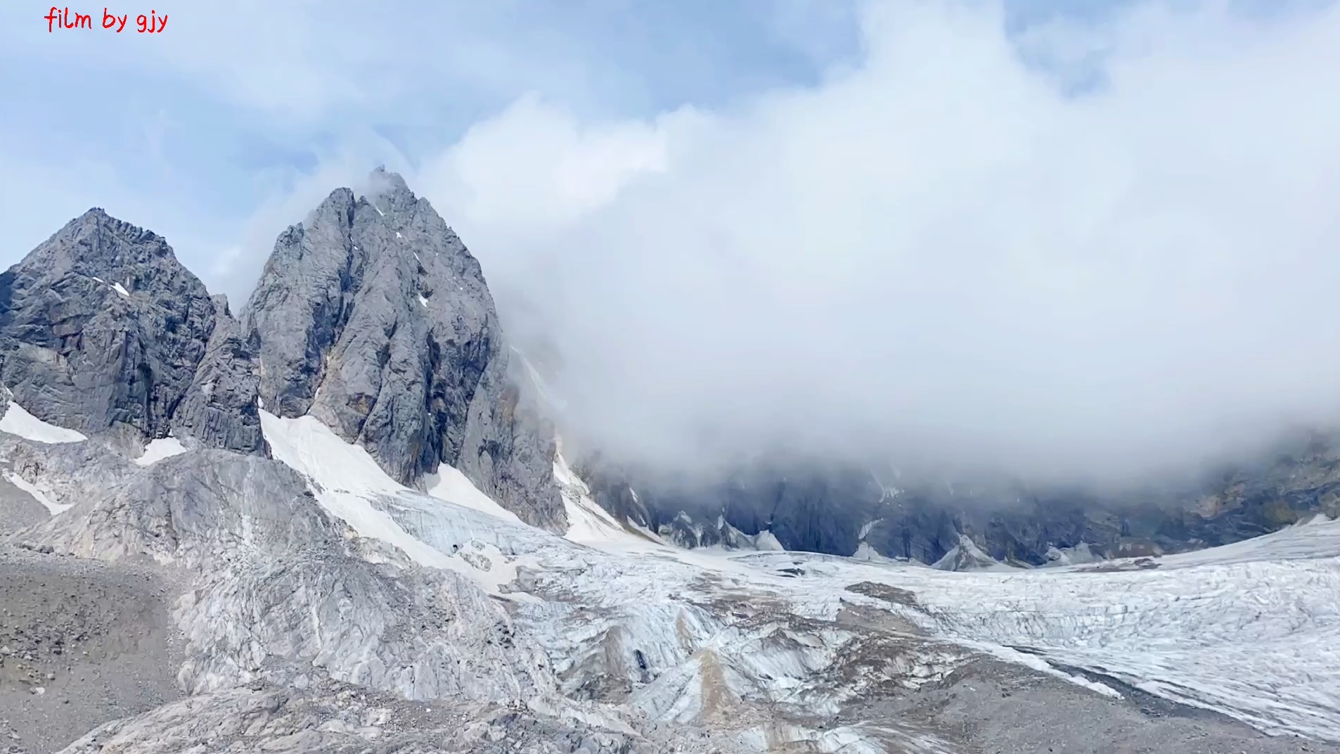 玉龙雪山,主峰扇子陡.