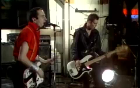 [图]【The Clash】perform "London Calling" (Live) - Fridays