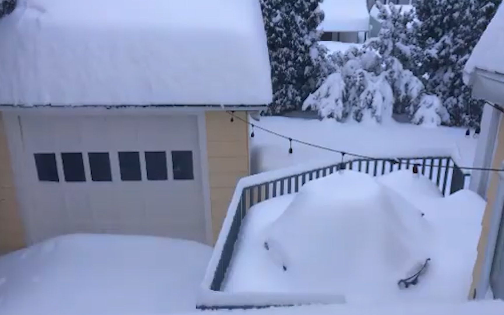 暴风雪席卷美国东北部:阳台桌椅一夜间被雪埋 疫情防控难上加难哔哩哔哩bilibili