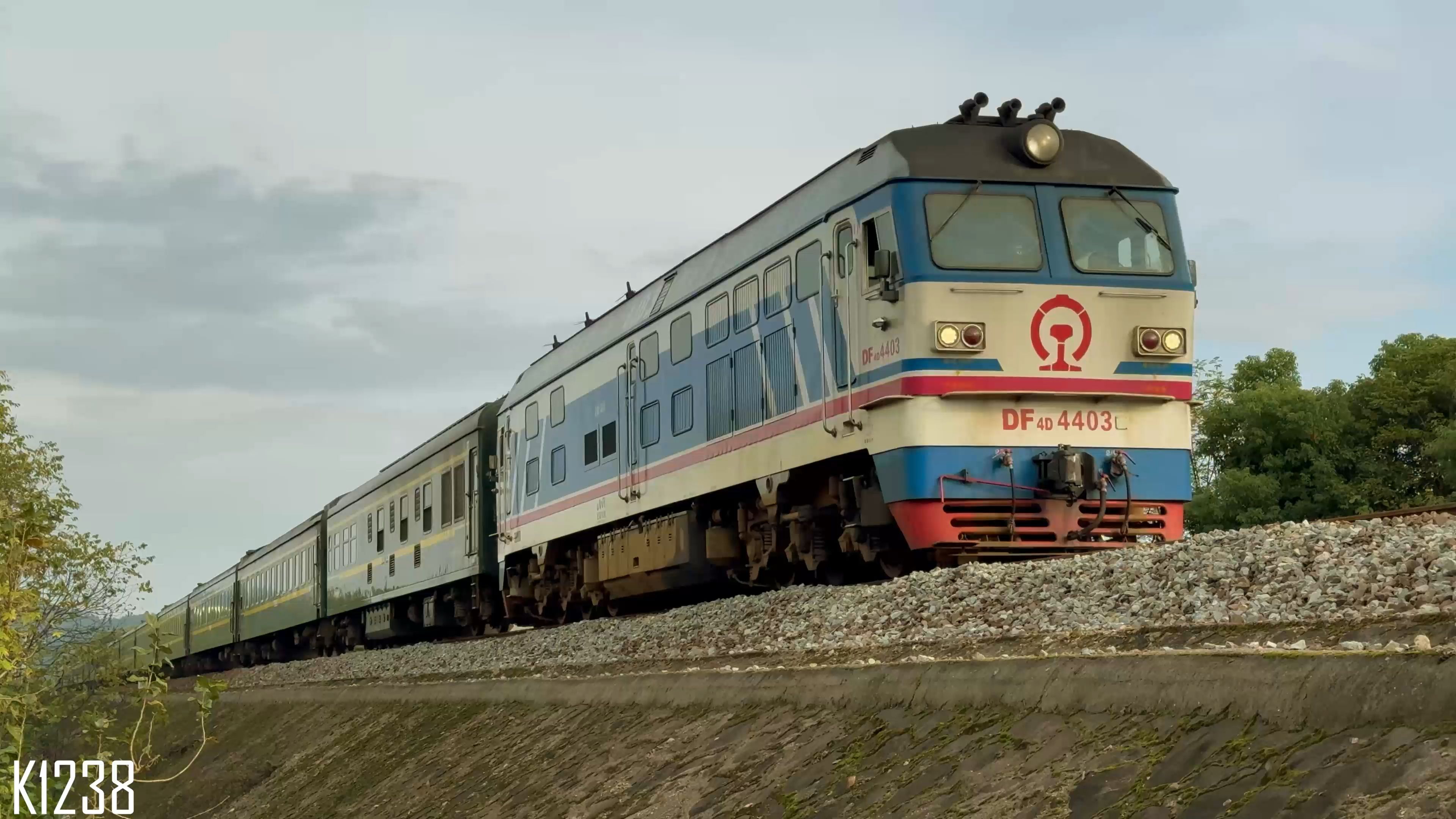 为什么火车又叫列车为什么在线 为什么火车又叫列车为什么在线