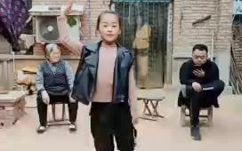 [图]每次奶奶看小孙女跳舞都高兴的合不拢嘴…… ，真是隔辈儿亲 跳舞