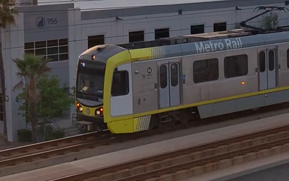 随拍美国加利福尼亚洛杉矶elsegundo区轻轨c线绿线列车