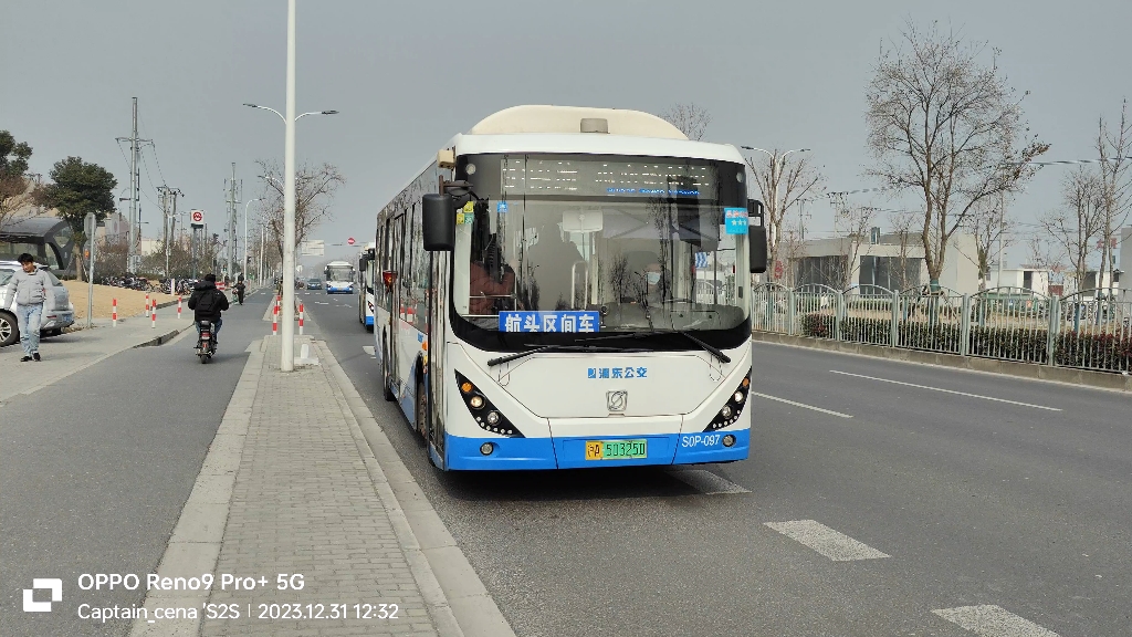 南汇公交沪南线区间车(s0p-097和s0p-096)沪南公路下沙新街站进站视频