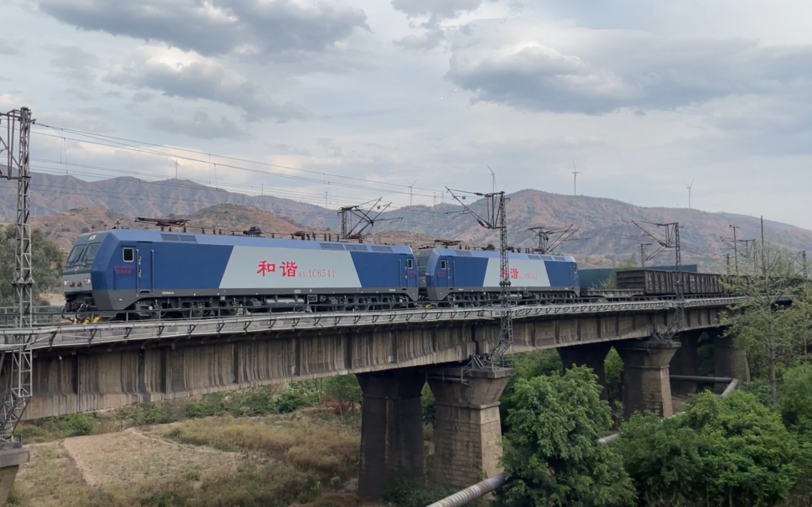 成昆线昆局昆段hxd1c6541重连昆局昆段hxd1c6542双机牵引3辆平车52辆