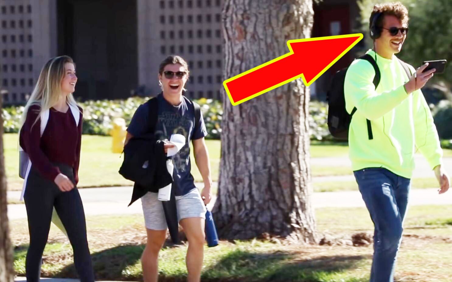 【恶作剧】奇葩男街头对着手机一直傻笑,这笑声的感染力太强了