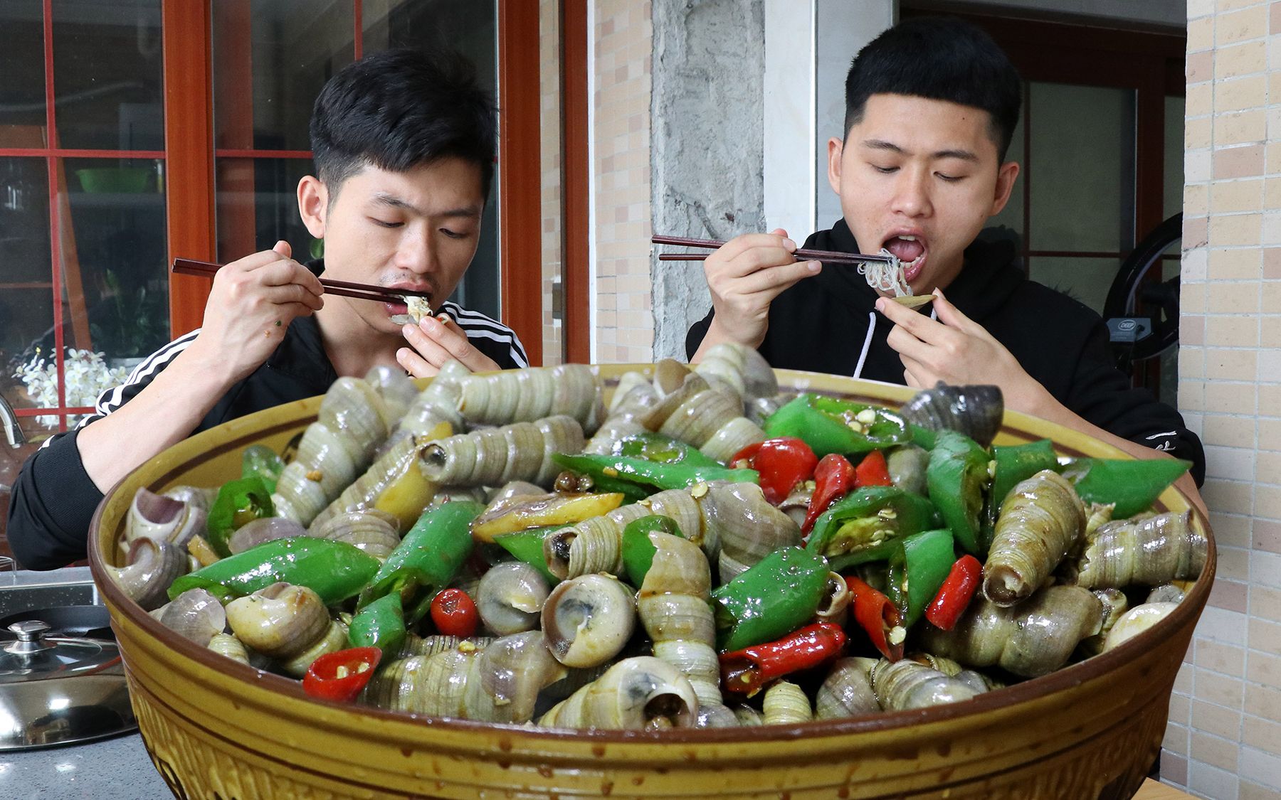 广西宵夜摊美食,辣椒炒钉螺,越吃越上瘾,果然名不虚传哔哩哔哩bilibili