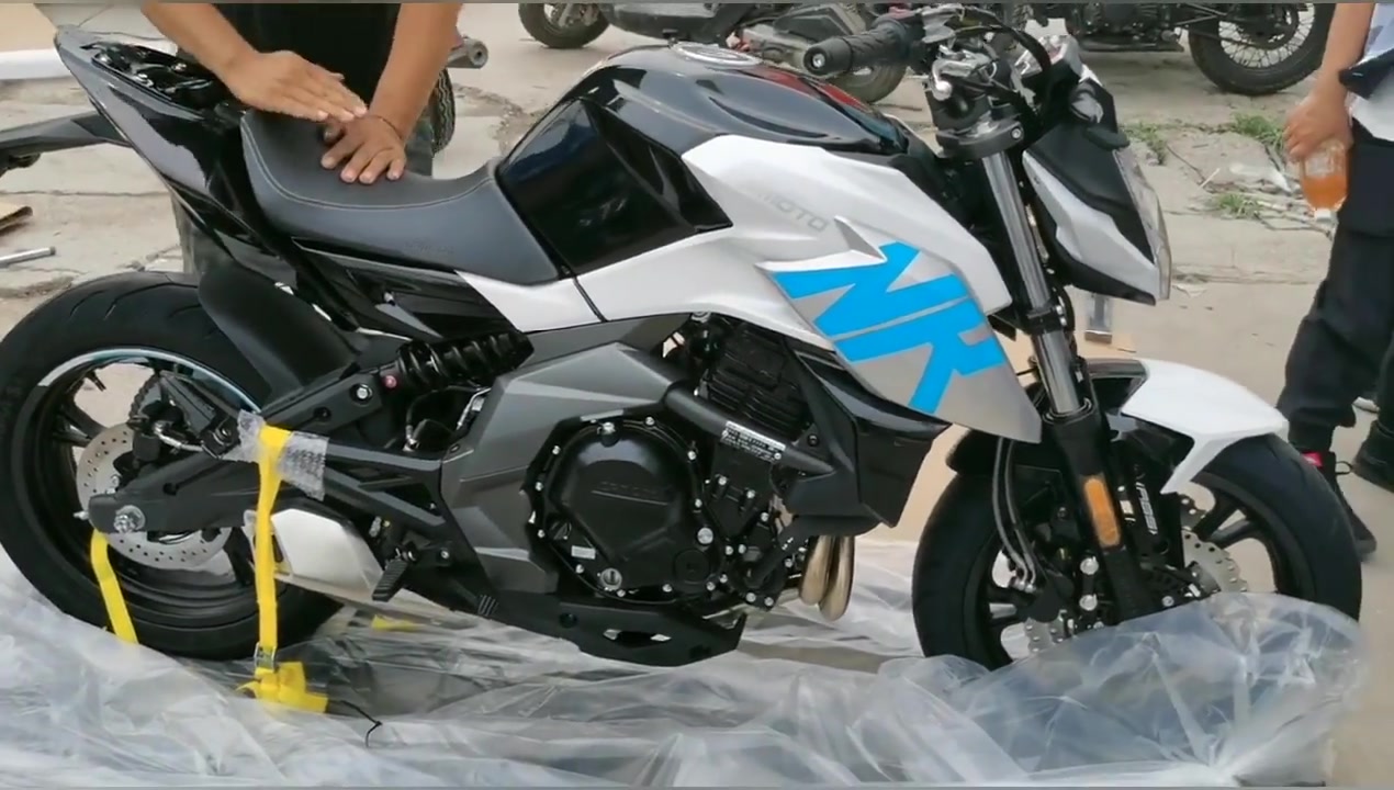 国产摩托车最终崛起,实拍2020款春风400nk开箱_哔哩哔哩_bilibili