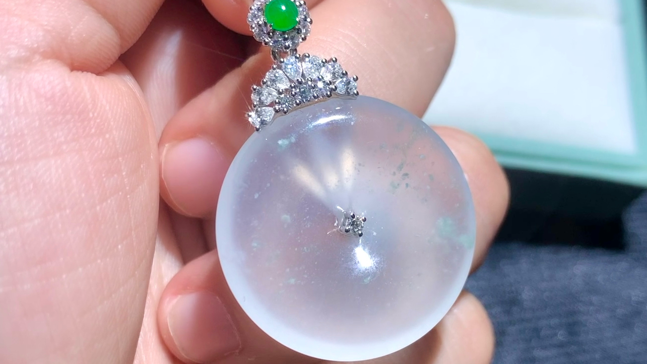 冰平安扣跟绿顶珠这样搭配上好看吗