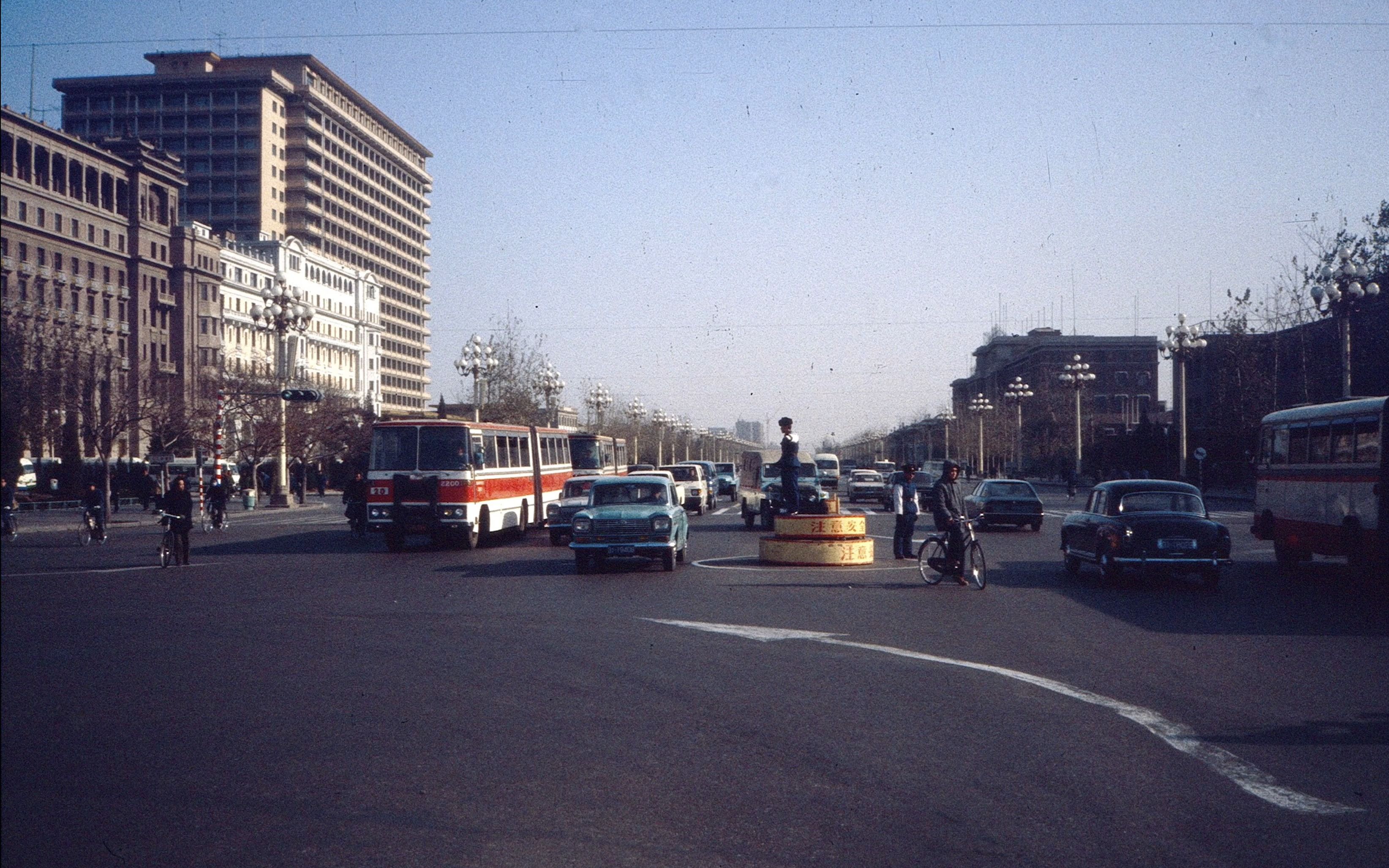 [图]1980年-84年的北京街景   带你穿越到80年代的北京， 看看那个年代的热热闹闹的生活，一代人永恒的记忆