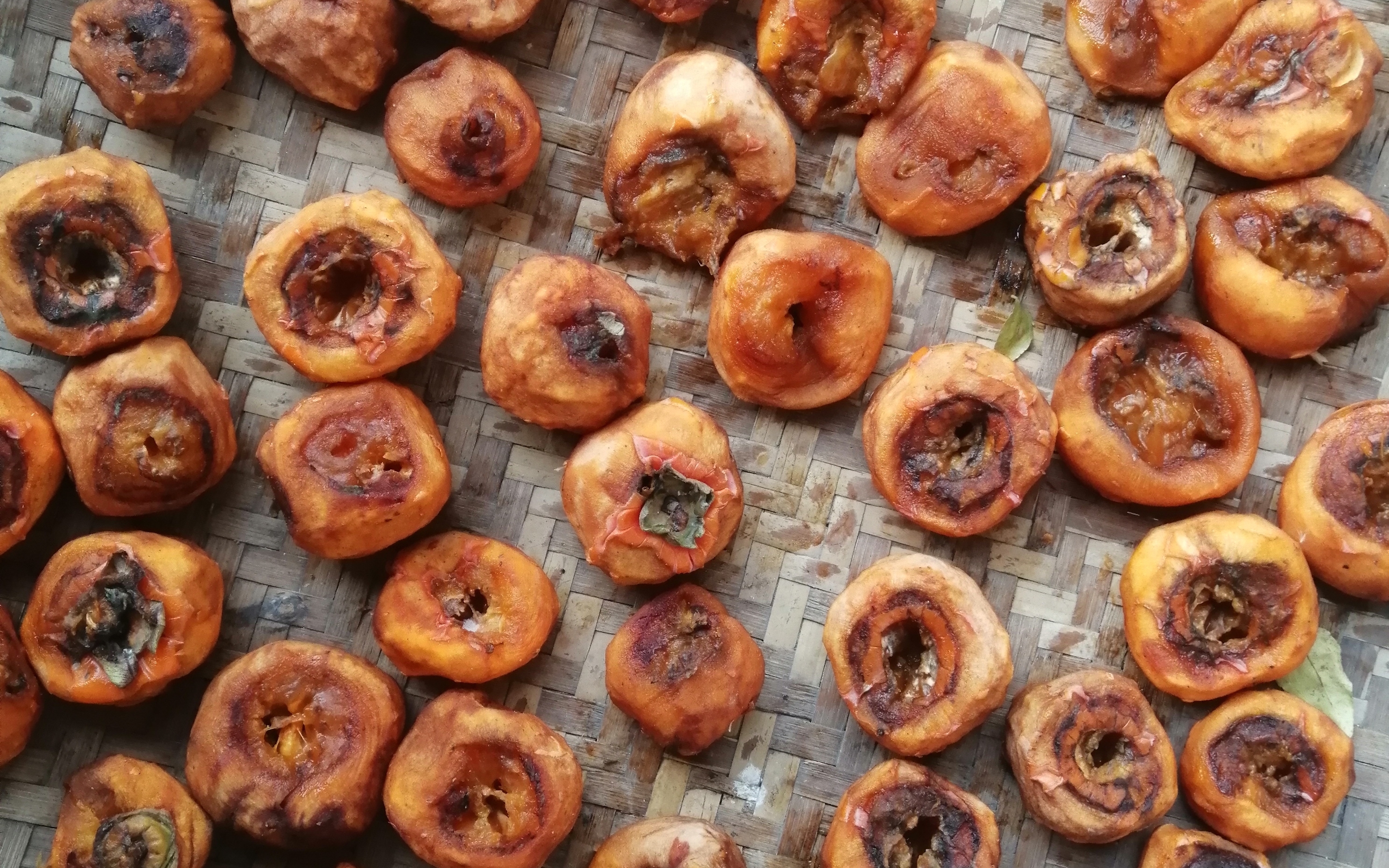 把柿子皮刮掉然后晒干,最近几天太阳光不是很足就晒成这个样子了.