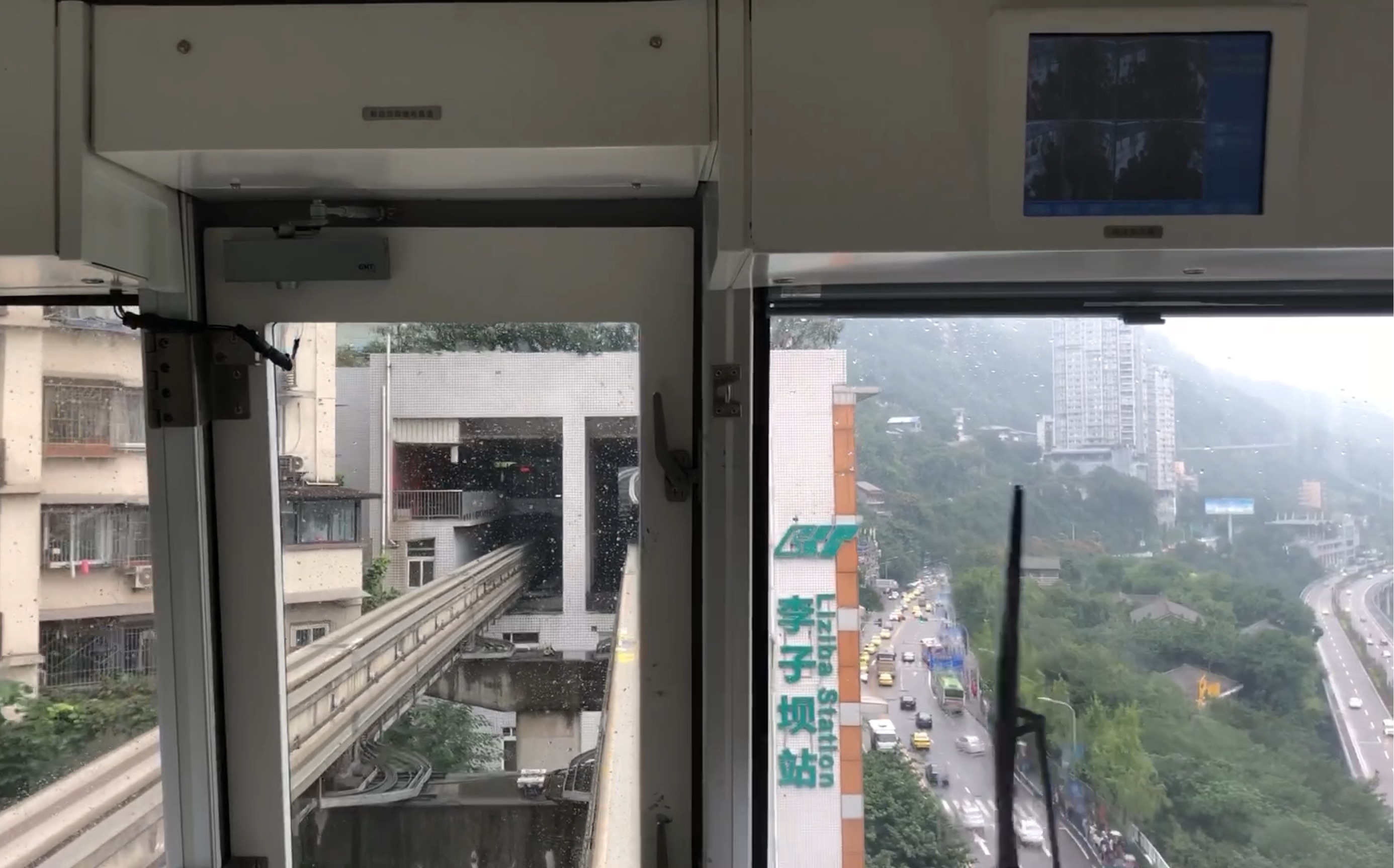 重庆网红轻轨重庆地铁2号线李子坝站进站第一视角