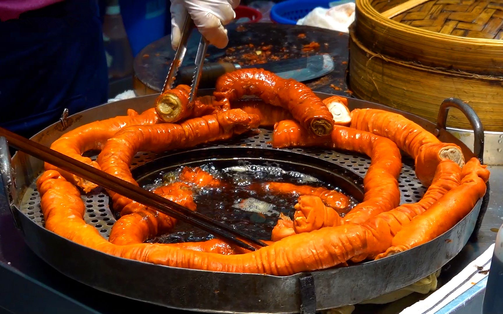 实拍香港街头特色小吃炸大肠,外酥内嫩,10块一串,看着就想吃_哔哩哔哩