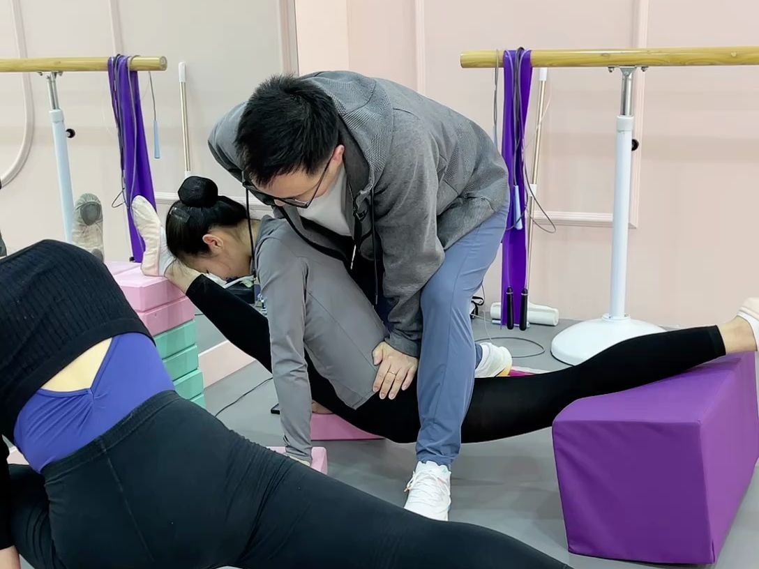 舞蹈软开度课 被动撕腿